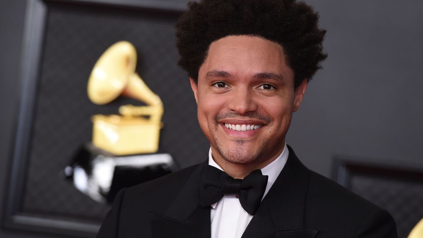 Comedian Trevor Noah moderiert erneut die Grammys. (Archivfoto) Foto: Jordan Strauss/Invision/AP/dpa