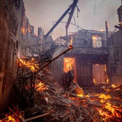 Ein Haus, das ebenfalls im Januar 2025 in den verheerenden LA-Bränden niederbrennt