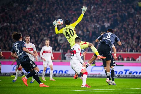 Folgenschwerer Fehler: Frankfurts Torwart Kaua Santos beim 1:1. Foto: Tom Weller/dpa