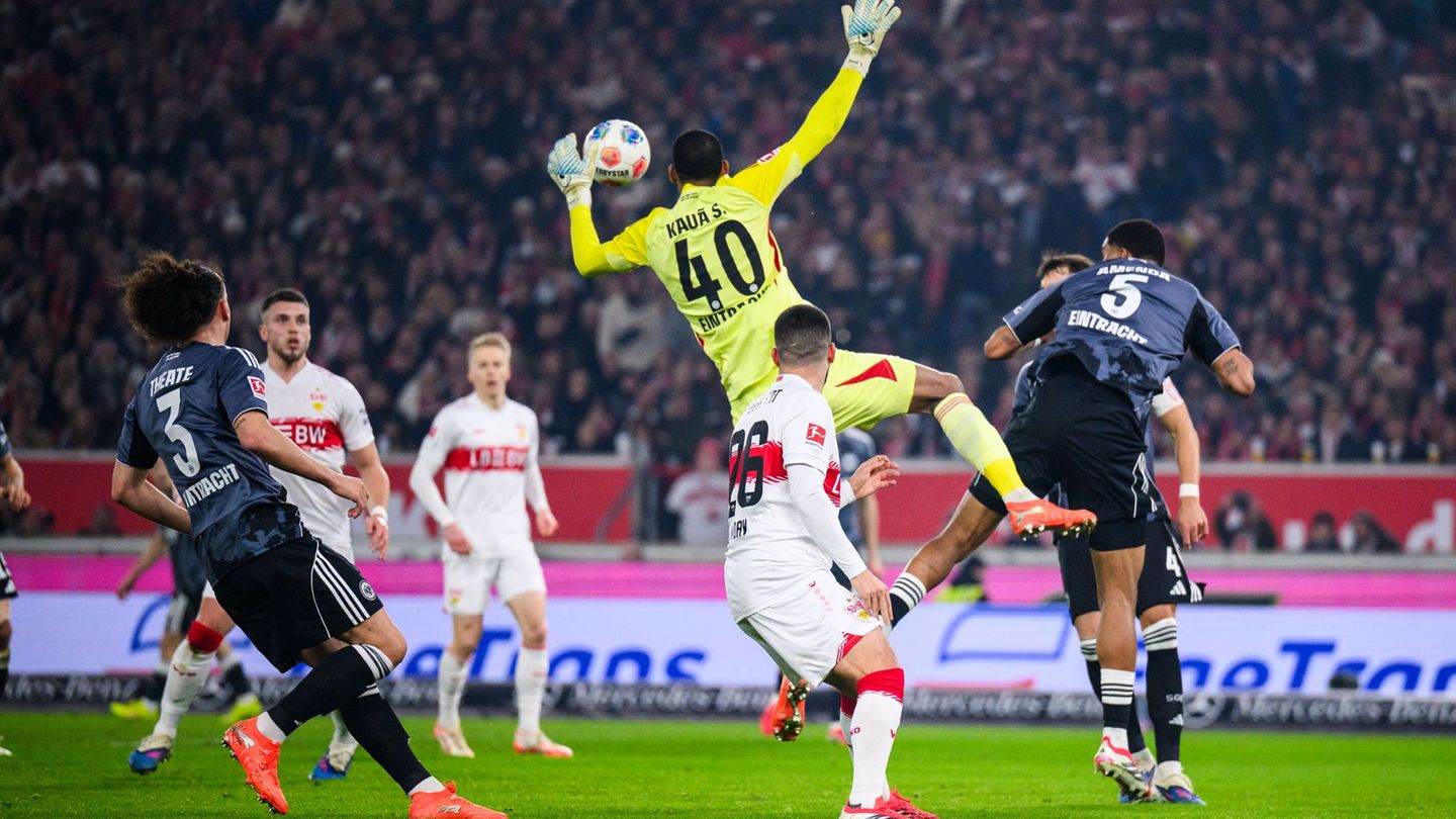 Folgenschwerer Fehler: Frankfurts Torwart Kaua Santos beim 1:1. Foto: Tom Weller/dpa