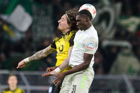 Fabio Silva vom BVB im Kopfballduell mit Karim Coulibaly von Werder Bremen