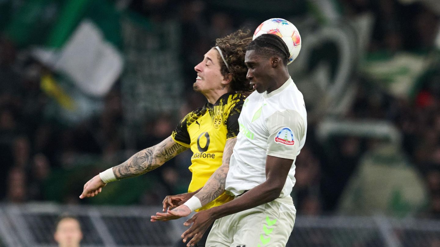 Fabio Silva vom BVB im Kopfballduell mit Karim Coulibaly von Werder Bremen