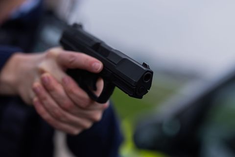 Beamte haben unter erhöhten Sicherheitsmaßnahmen wie einsatzbereiten Schusswaffen zwei Menschen in Düsseldorf festgenommen. (Sym