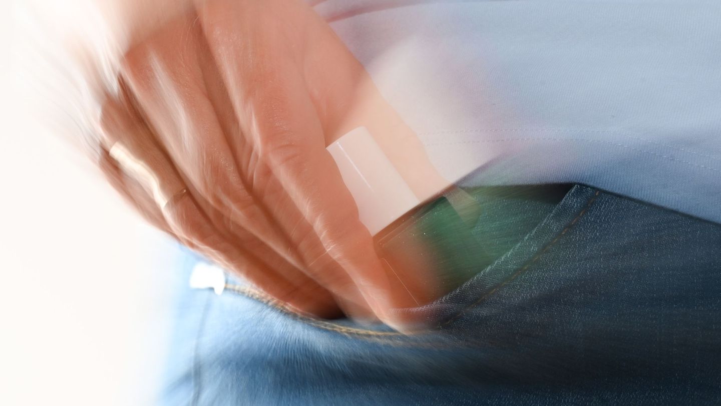 Unbezahlte Kopfhörer in der Hosentasche - damit war das Praktikum eines jungen Mannes in einem Geschäft beendet. (Symbolbild) Fo