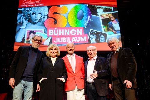 Freunde und Weggefährten feierten im Schmidt Theater. Foto: Gregor Fischer/dpa