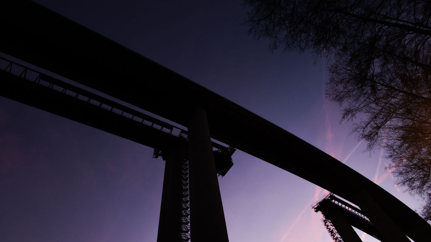 Noch klafft eine Lücke beim zweiten Brückenteil - nun werden die Stahlteile zusammengeschoben. (Archivbild) Foto: Rolf Vennenber