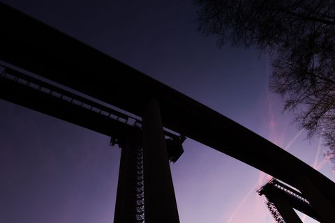 Noch klafft eine Lücke beim zweiten Brückenteil - nun werden die Stahlteile zusammengeschoben. (Archivbild) Foto: Rolf Vennenber