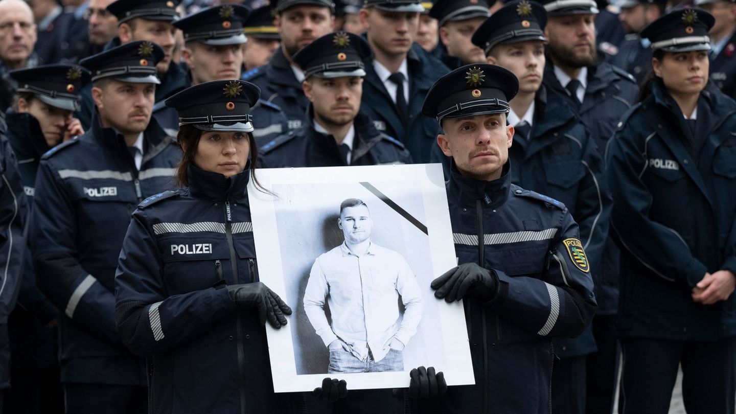 Die Trauer ist groß: Vor rund einem Jahr wurde ein Polizist bei der Fahndung nach Autodieben in Südbrandenburg erfasst und getöt