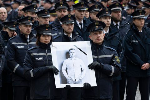 Die Trauer ist groß: Vor rund einem Jahr wurde ein Polizist bei der Fahndung nach Autodieben in Südbrandenburg erfasst und getöt