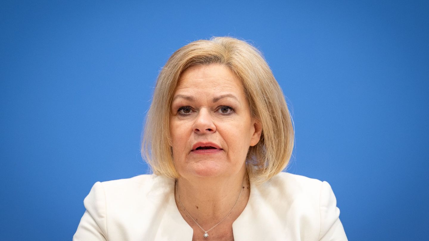 Der Angeklagte warf der geschäftsführenden Bundesinnenministerin Nancy Faeser (SPD) damals vor, die Meinungsfreiheit zu beschnei