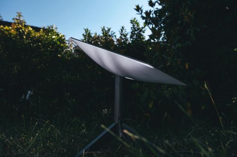 Eine Starlink-Antenne: Die Musk-Firma SpaceX bietet ihren Dienst jetzt im Iran kostenlos an