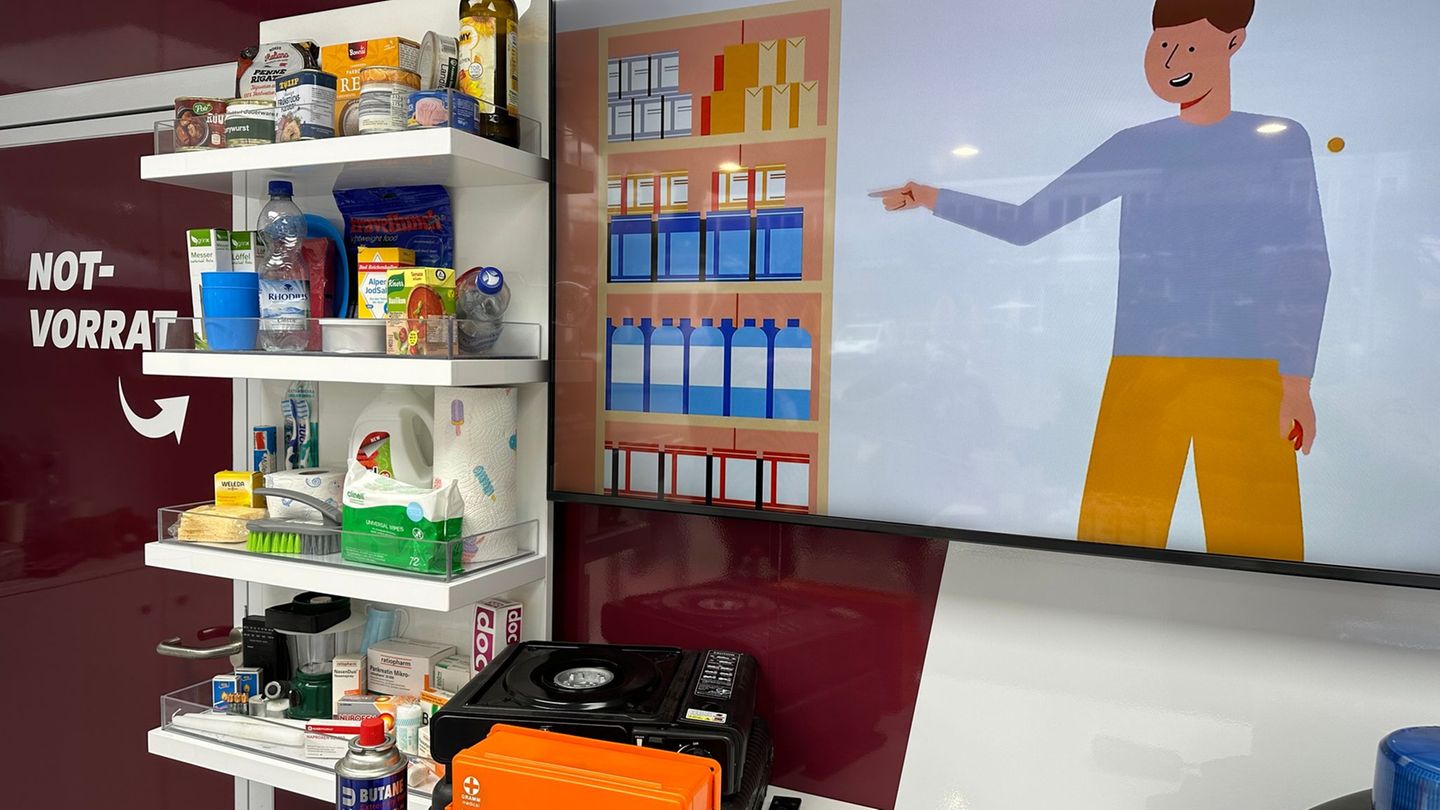 Behörden raten dazu für Krisensituationen vorzusorgen. (Archivbild) Foto: Ira Schaible/dpa