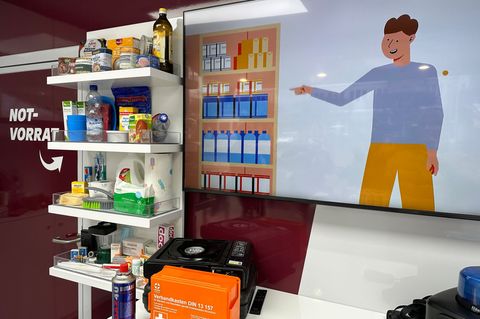 Behörden raten dazu für Krisensituationen vorzusorgen. (Archivbild) Foto: Ira Schaible/dpa