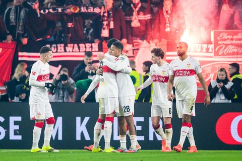 Später Stuttgarter Siegtorschütze: Nikolas Nartey (M.). Foto: Tom Weller/dpa