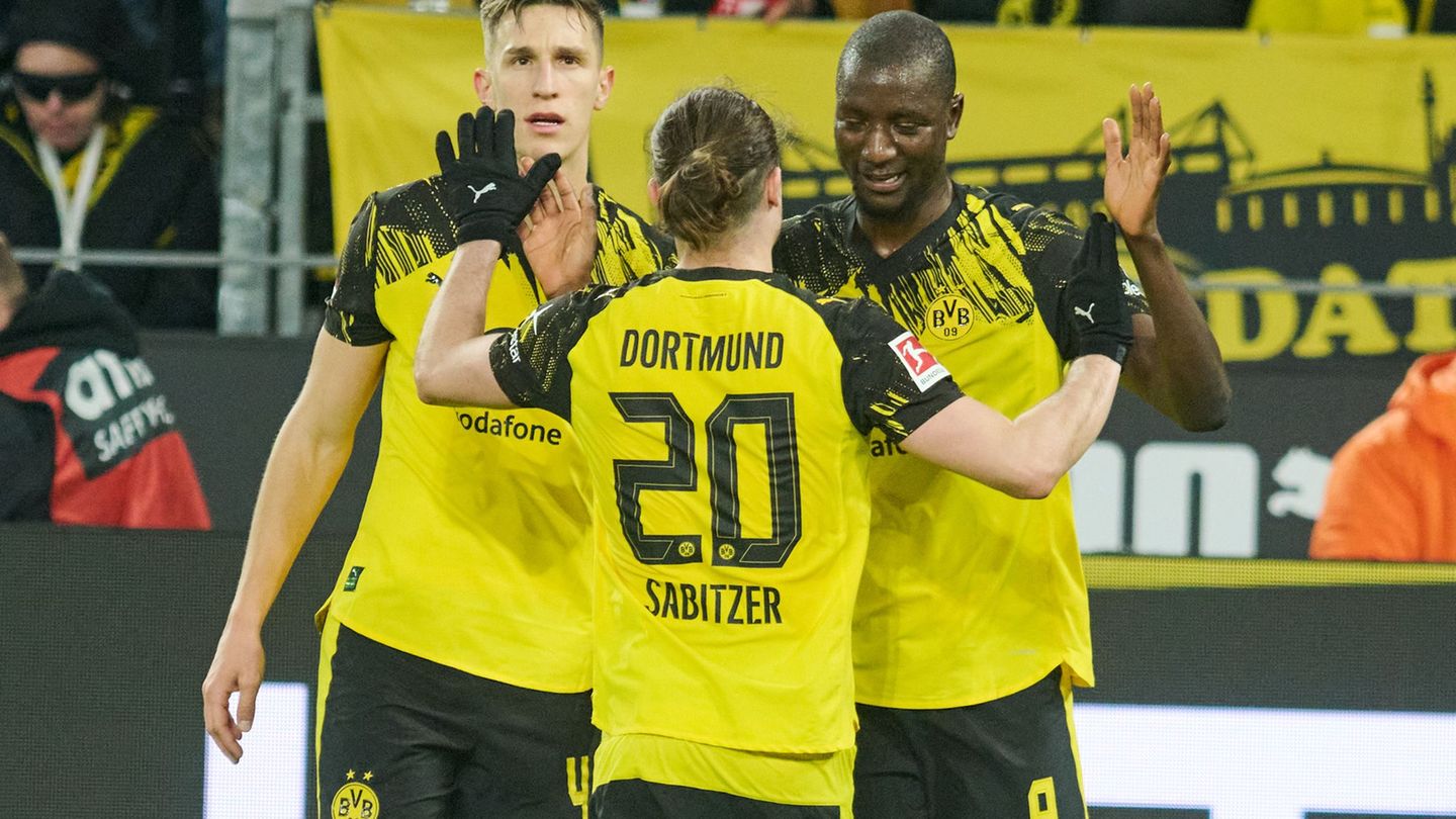 Serhou Guirassy (r) hatte gegen Werder Grund zur Freude. Foto: Bernd Thissen/dpa