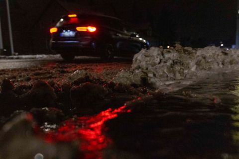 In Sachsen ist am Morgen noch einmal mit glatten Straßen zu rechnen. Foto: Daniel Wagner/dpa