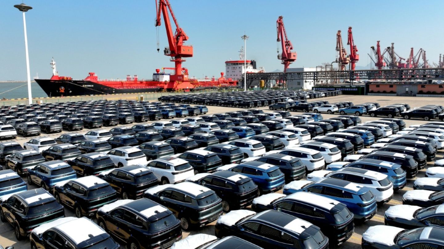 Für den Export bestimmte Autos in chinesischem Hafen