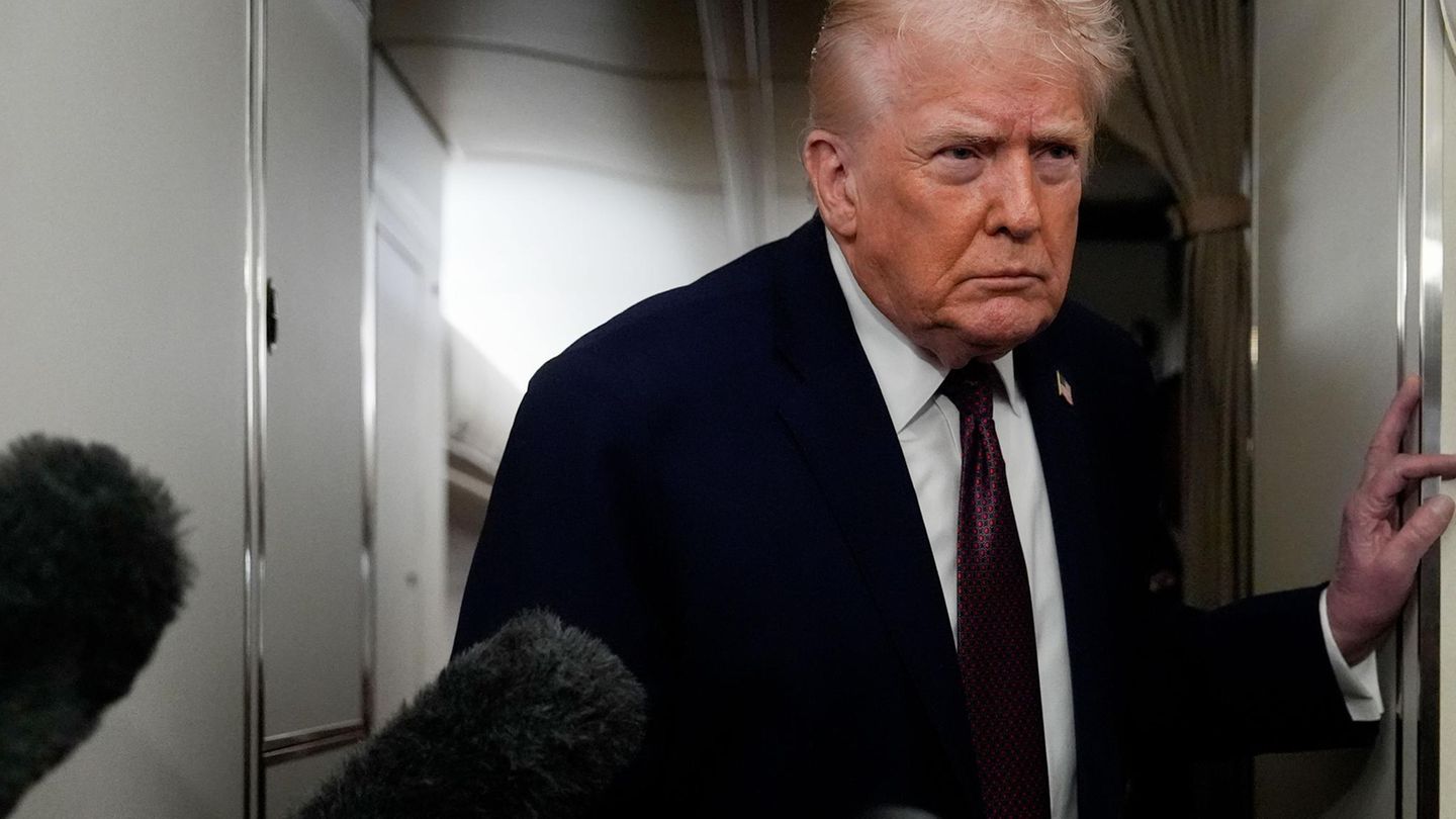 Besuch-in-einer-Fabrik-Arbeiter-p-belt-Trump-an-US-Pr-sident-p-belt-mit-Mittelfinger-zur-ck