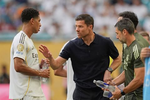 Bellingham (l) wehrt sich nach Kritik rund um das Aus von Ex-Coach Alonso (M). (Archivbild) Foto: Rebecca Blackwell/AP/dpa