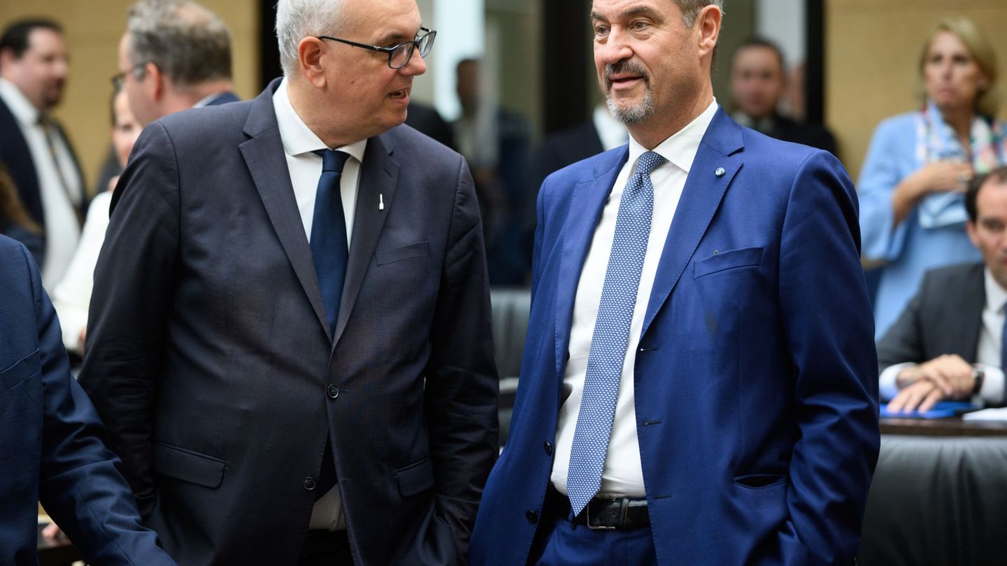 Andreas Bovenschulte (links) und Markus Söder unterhalten sich in der Länderkammer, dem Bundesrat. (Archivbild) Foto: Bernd von