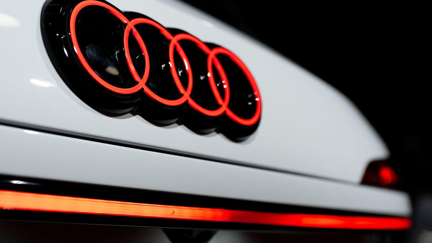 Audi hat 2025 weniger Autos verkauft, zum Jahresende geht die Tendenz aber nach oben. (Archivbild) Foto: Sven Hoppe/dpa