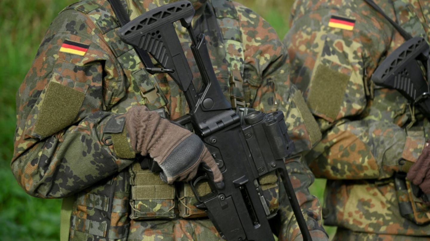 Rekruten bei Schießübung