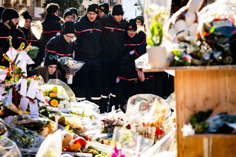 Trauerende legen nach der Brandkatastrophe in Crans-Montana Blumen nieder