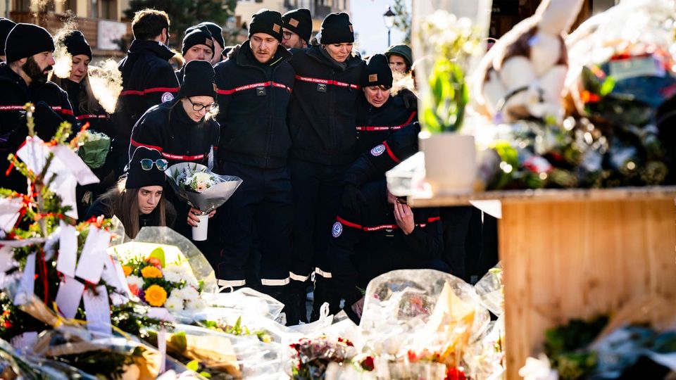 Trauerende legen nach der Brandkatastrophe in Crans-Montana Blumen nieder