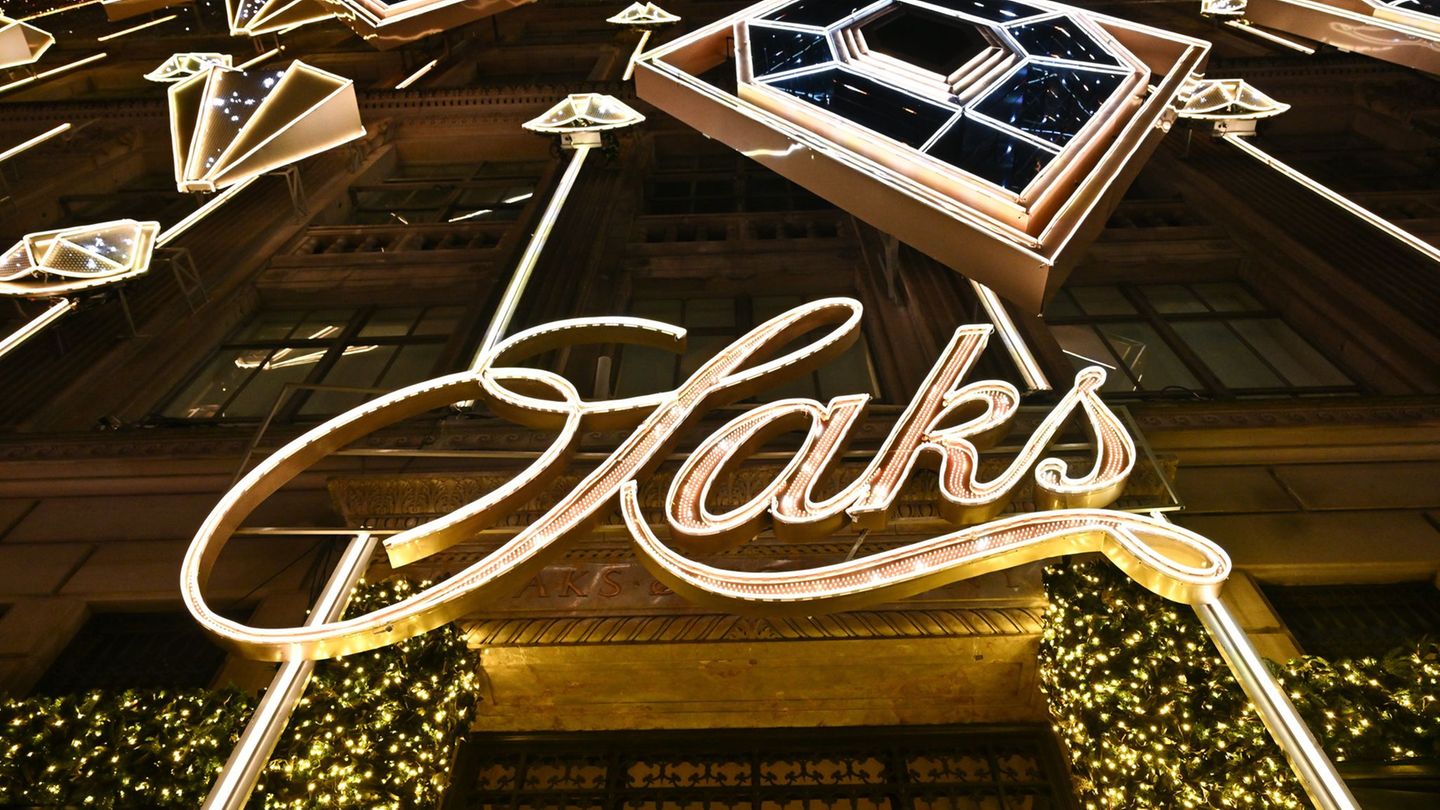 Saks Global entstand 2024 aus der Fusion der US-Luxuskaufhausketten Saks Fifth Avenue und Neiman Marcus. (Archivbild) Foto: Evan
