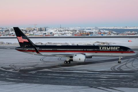 Der Flieger von Donald Trump steht auf der Landebahn in Nuuk, der Hauptstadt von Grönland