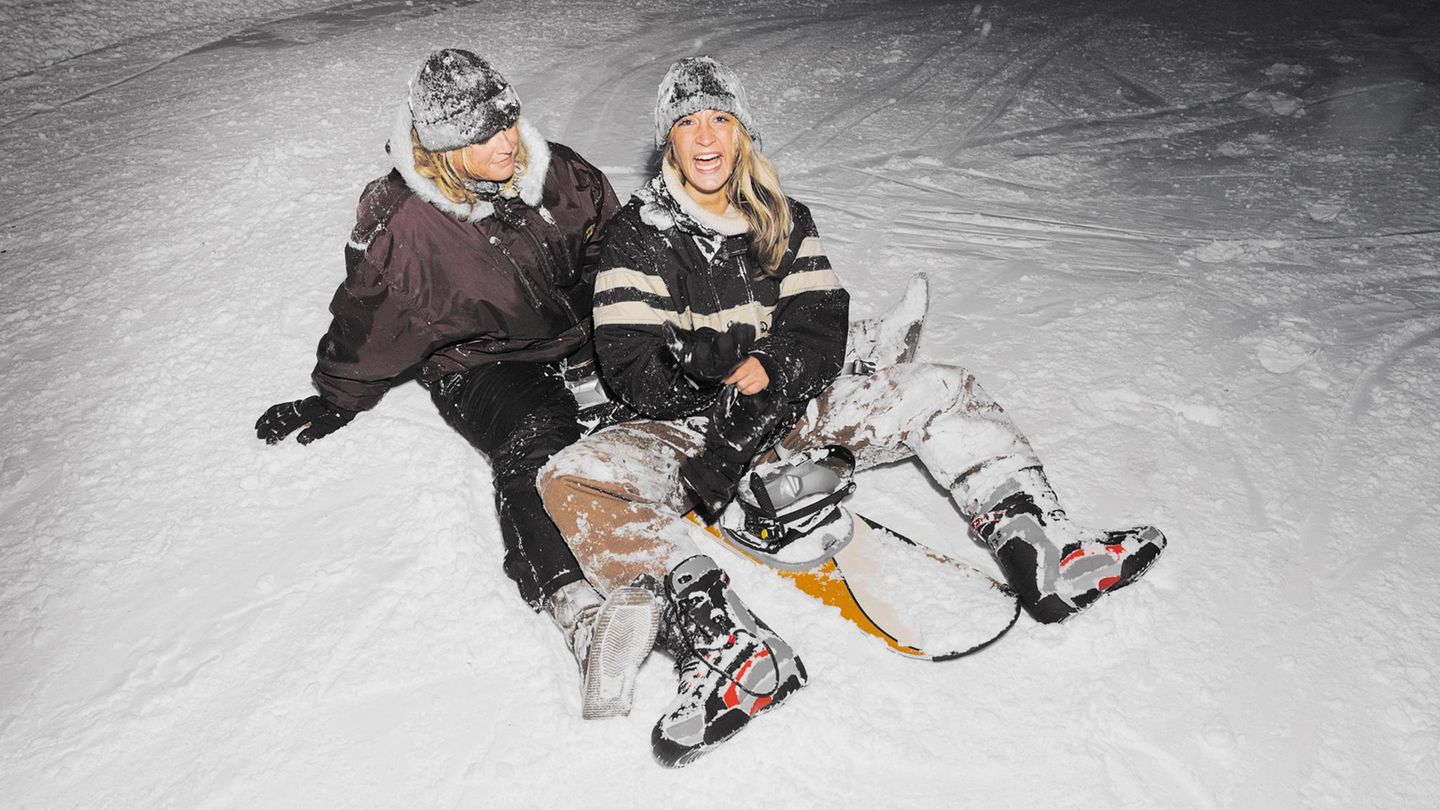 Frieren im Winter: Zwei Freundinnen im Schnee