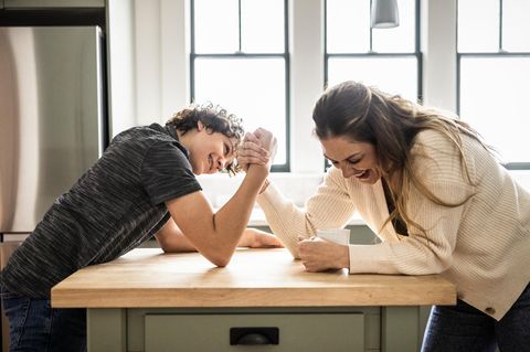 Geld soll ihn nicht besorgen: Mutter und Sohn