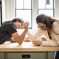 Geld soll ihn nicht besorgen: Mutter und Sohn