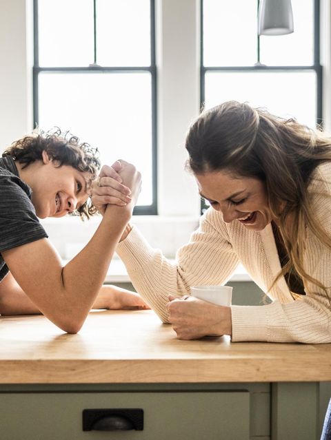 Geld soll ihn nicht besorgen: Mutter und Sohn