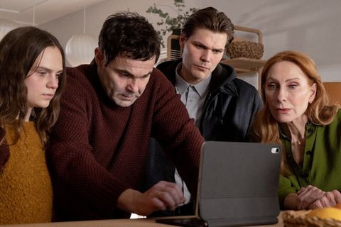 "Die Verteidigerin: Der Fall Nicola": Beim Sichten der Überwachungskamera der Nachbarn wird Lou (Andrea Sawatzki, r.) und ihre