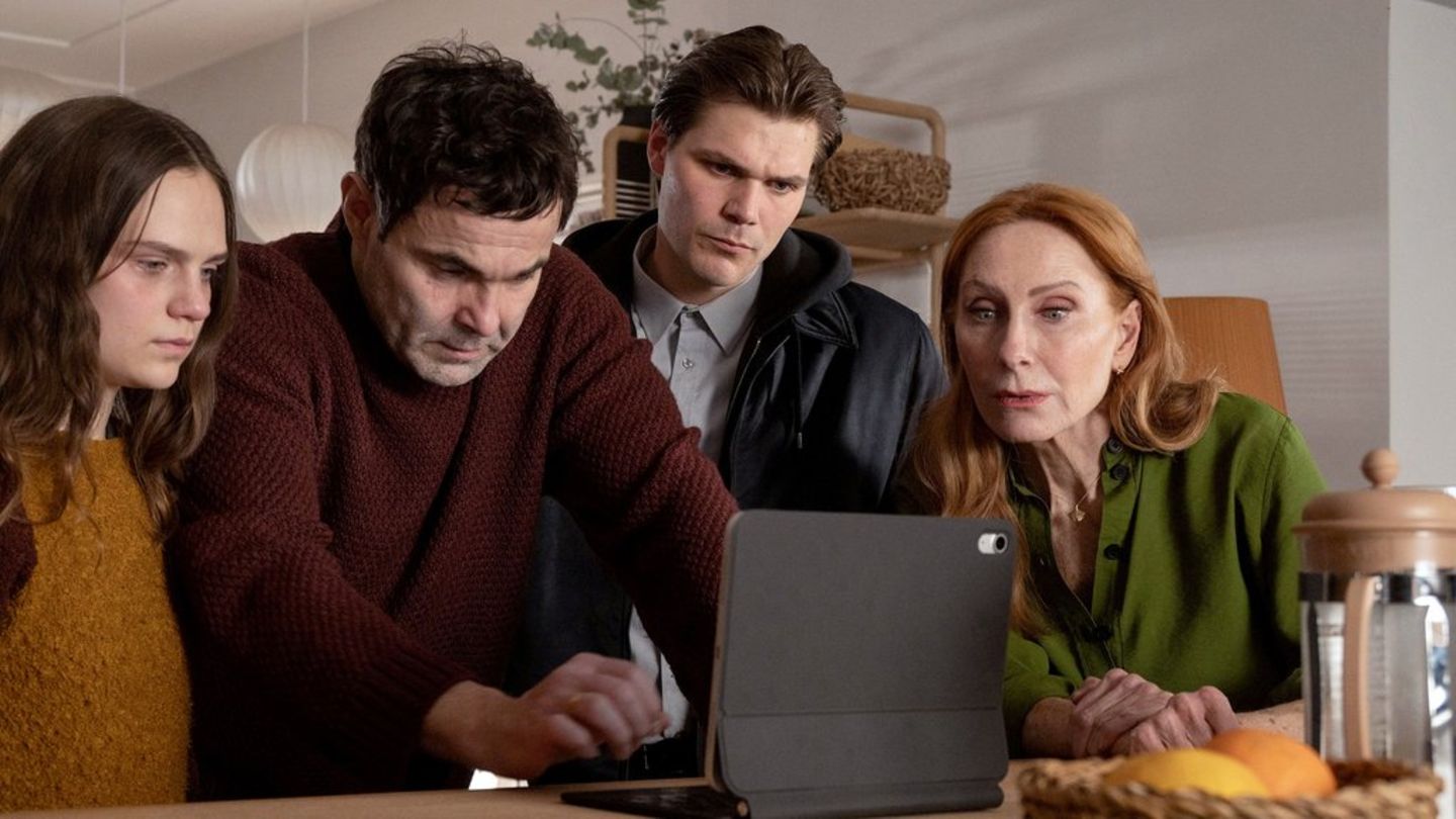 "Die Verteidigerin: Der Fall Nicola": Beim Sichten der Überwachungskamera der Nachbarn wird Lou (Andrea Sawatzki, r.) und ihre