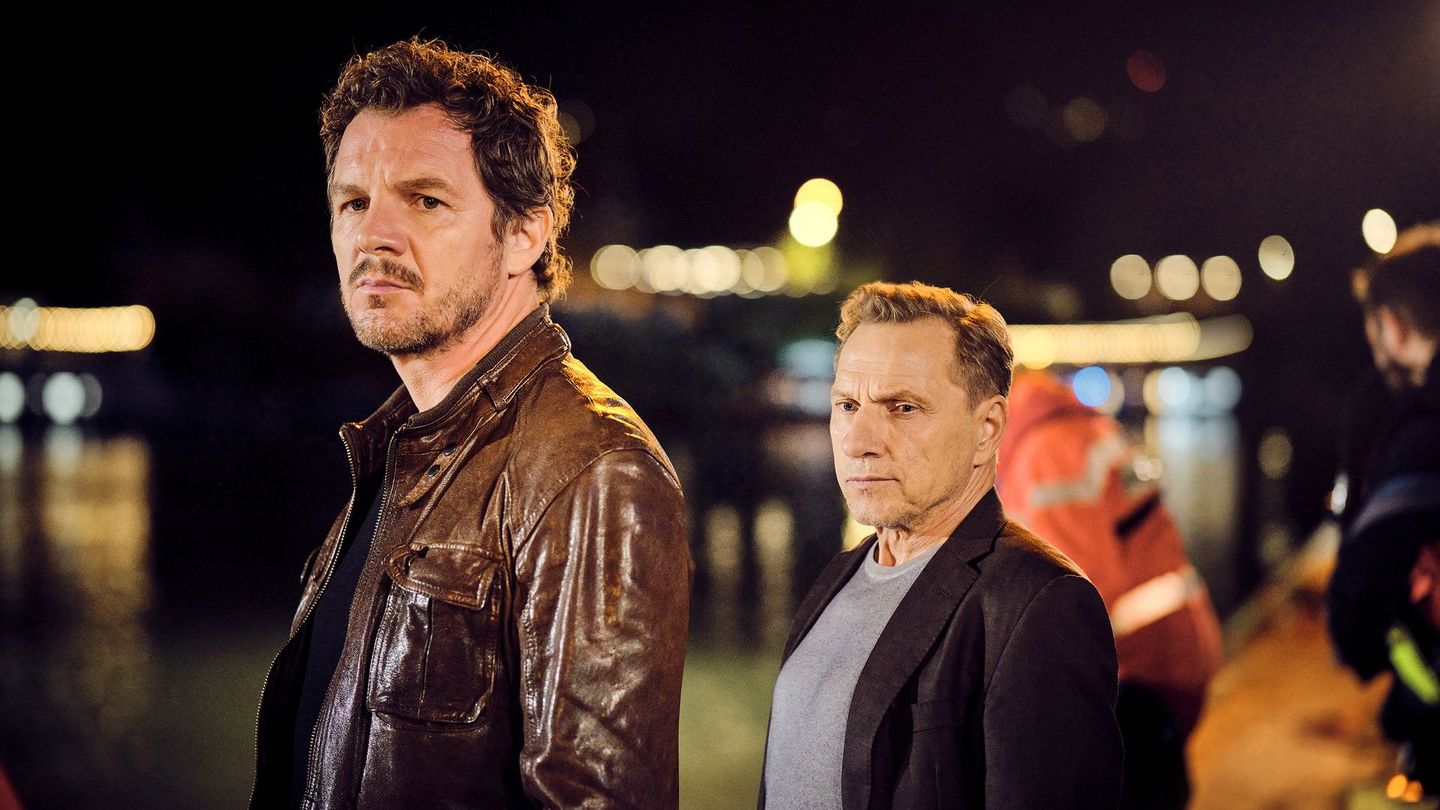 Thorsten Lannert (Richy Müller, rechts) und Sebastian Bootz (Felix Klare) werden im "Tatort: Ex-It" zu einem beklemmenden Leichenfundort am Neckar gerufen. Das Auto, das aus dem Fluss gezogen wurde, enthält ein ertrunkenes Baby, angeschnallt im Kindersitz. Was ist passiert?