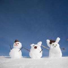 Schneemann-Parade: Vier kleine Schneefiguren