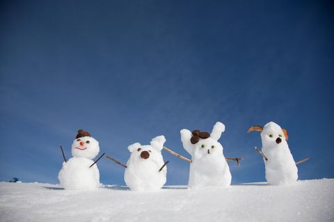 Schneemann-Parade: Vier kleine Schneefiguren