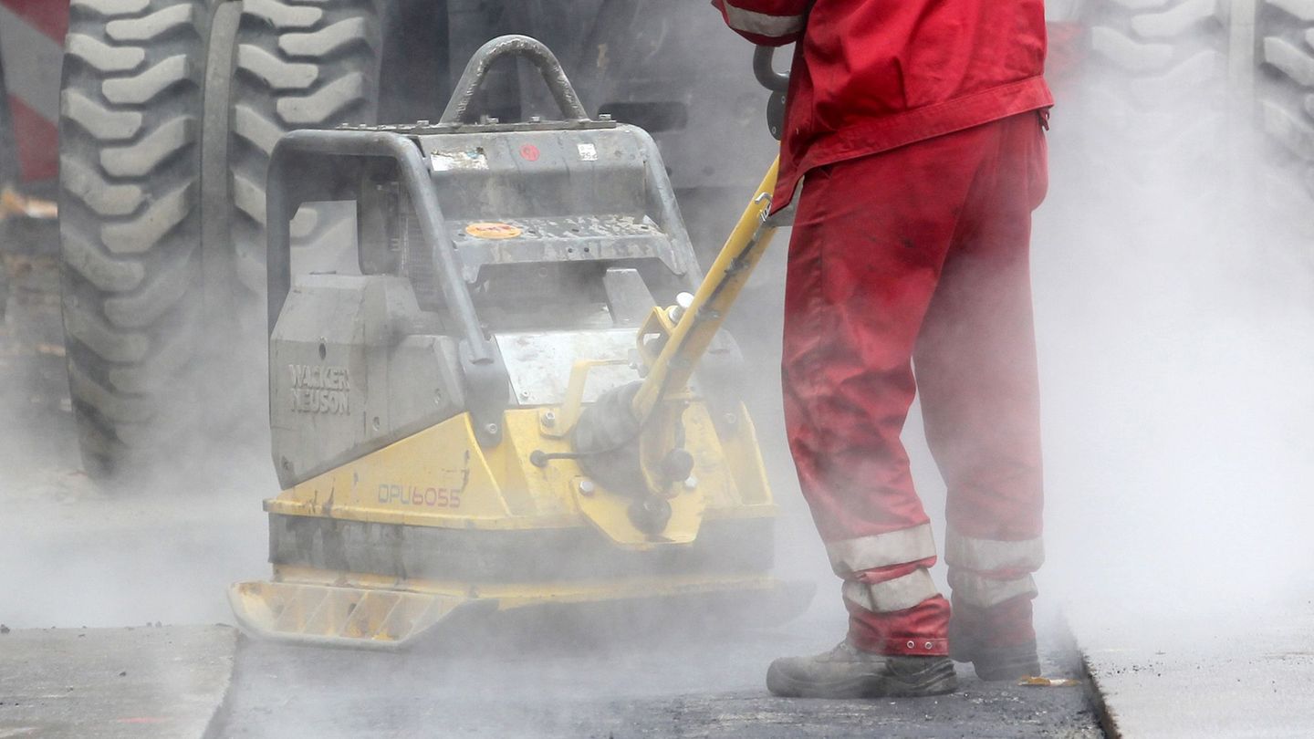 Die Abschaffung der umstrittenen Straßenbaubeiträge hat Grundstückseigentümer entlastet. (Symbolbild) Foto: Roland Weihrauch/dpa