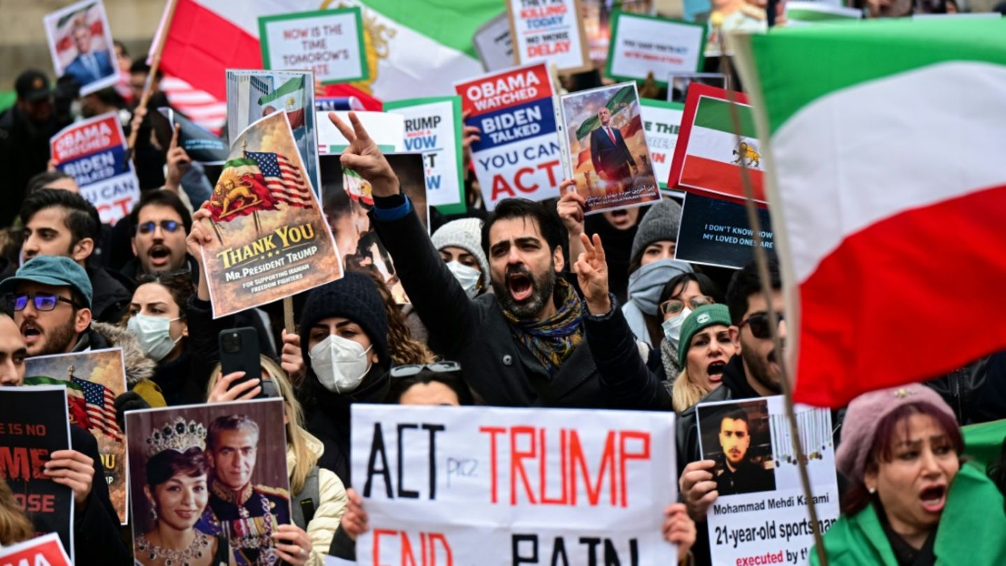 Unterstützer der Proteste im Iran vor US-Konsulat in Mailand