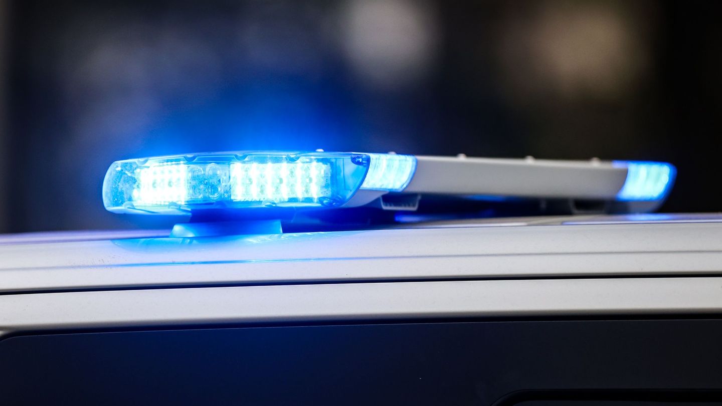 Polizei und Rettungskräfte bargen den verletzten Fußgänger. (Symbolbild) Foto: Christoph Reichwein/dpa