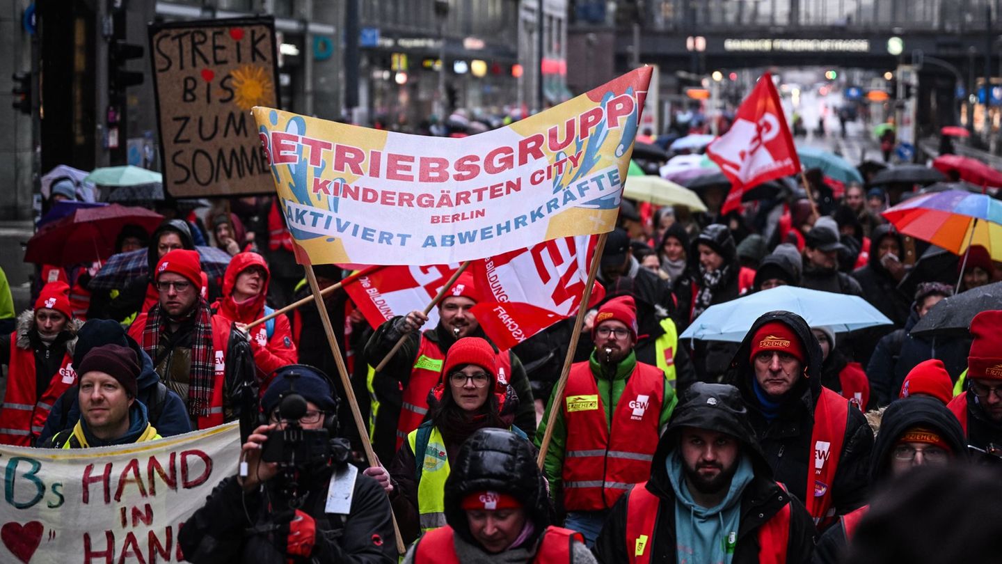 Beschäftigte des öffentlichen Dienstes in Berlin demonstrierten in der Innenstadt. Foto: Britta Pedersen/dpa