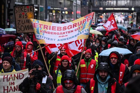 Beschäftigte des öffentlichen Dienstes in Berlin demonstrierten in der Innenstadt. Foto: Britta Pedersen/dpa