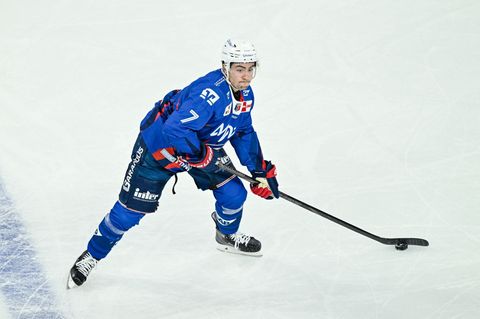 Bleibt den Adlern treu: Verteidiger John Gilmour. (Archivbild) Foto: Uwe Anspach/dpa