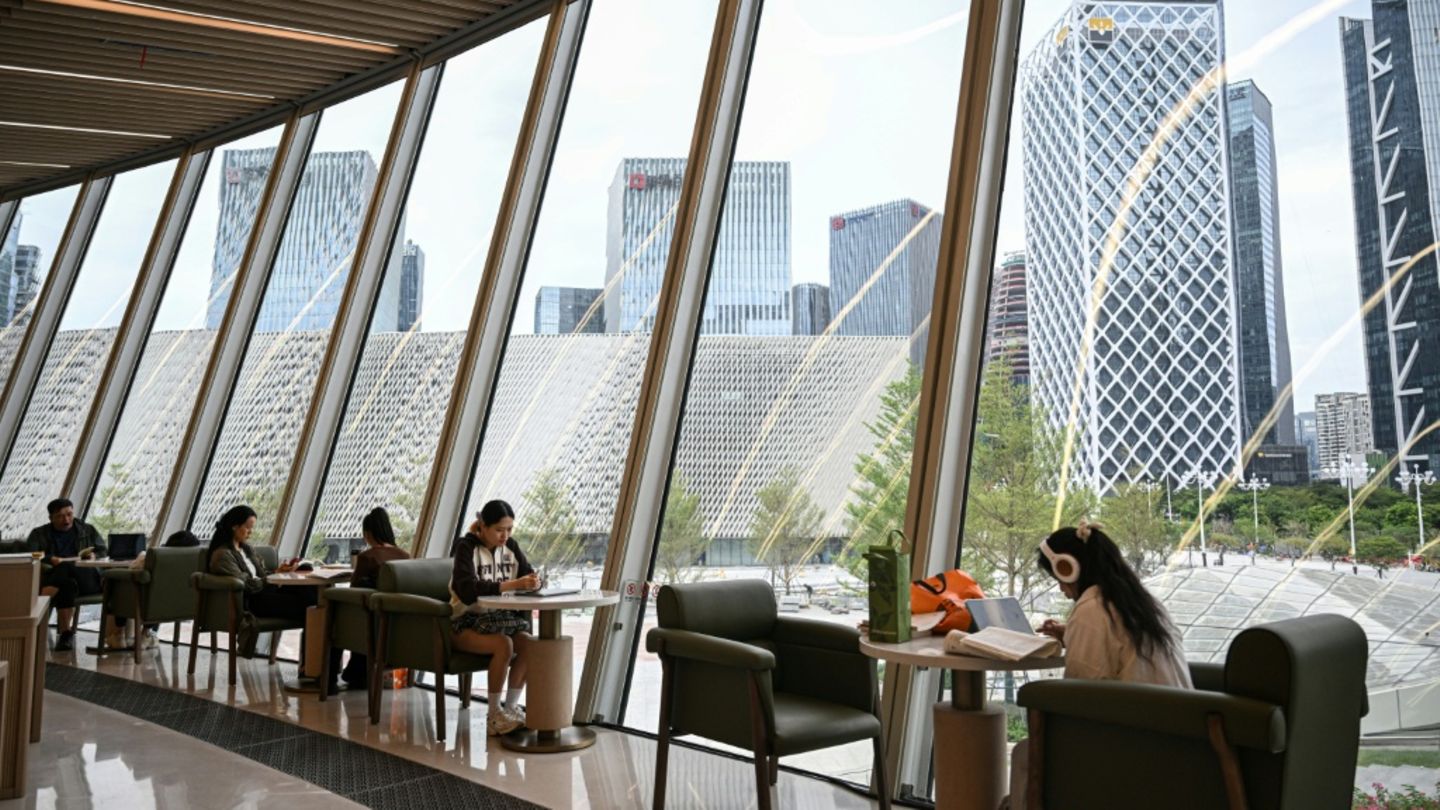 Menschen in einem Buchladen in Shenzhen