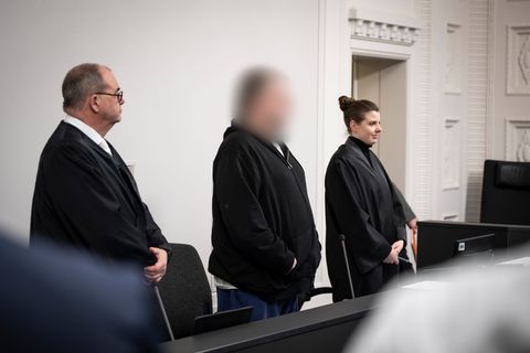 Der Angeklagte klagte vor Gericht über gesundheitliche Probleme. Foto: Philip Dulian/dpa