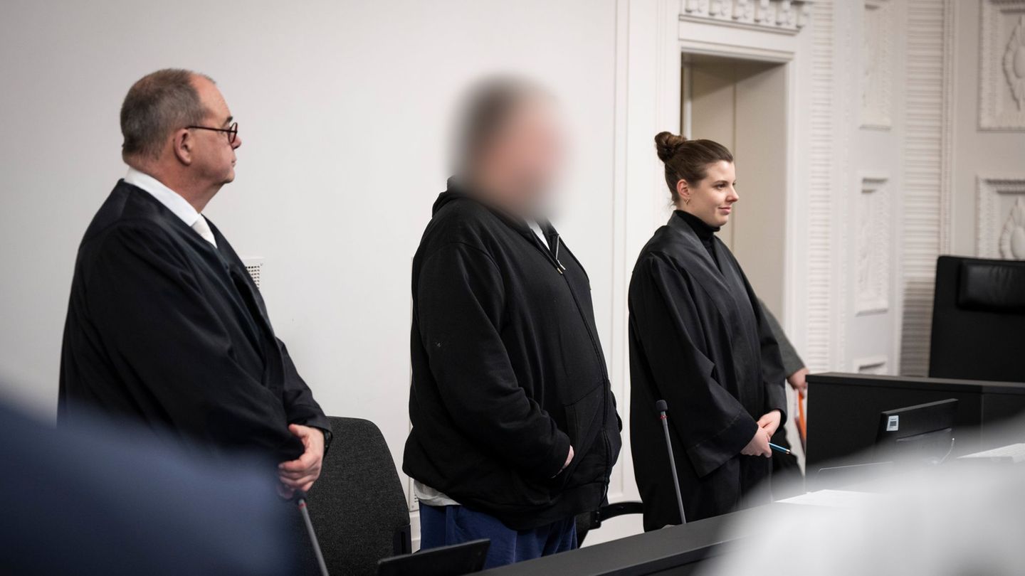 Der Angeklagte klagte vor Gericht über gesundheitliche Probleme. Foto: Philip Dulian/dpa