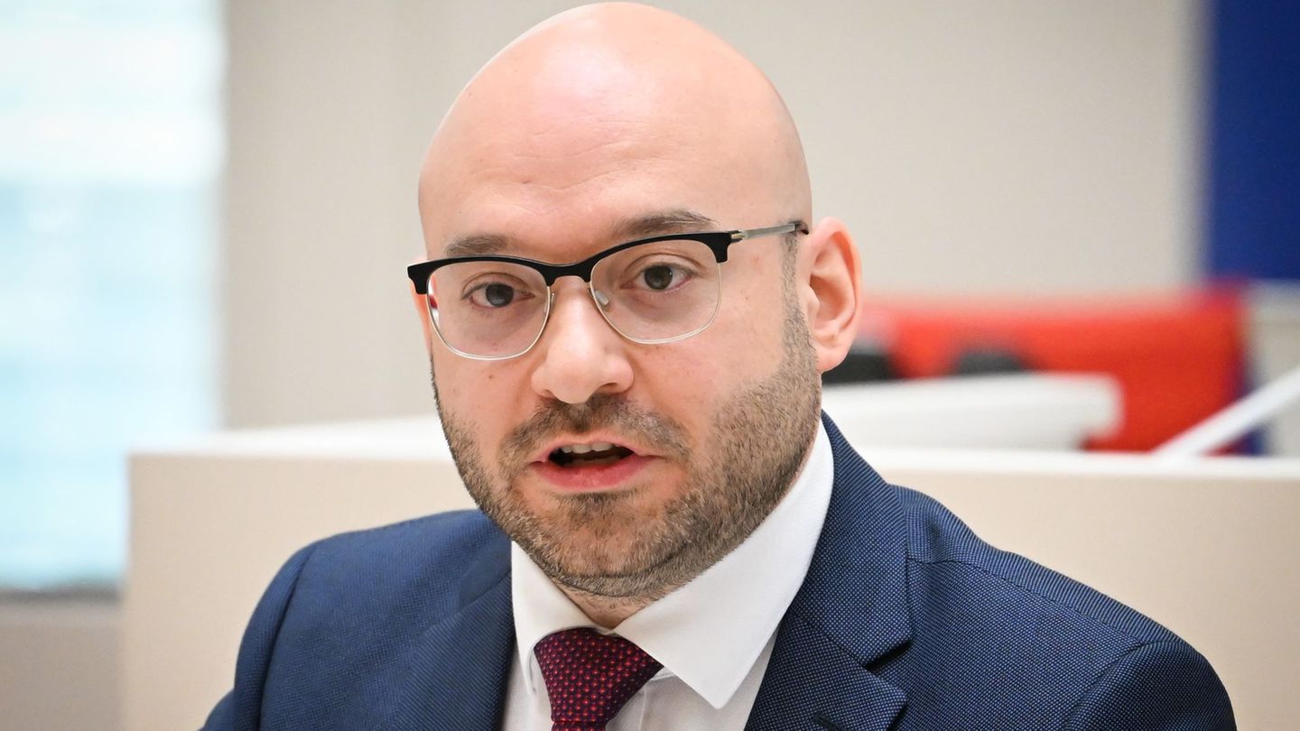 Brandenburgs Innenminister René Wilke (SPD) berichtet von zwei Fällen, die beim Verfassungstreue-Check entdeckt wurden (Archivbi