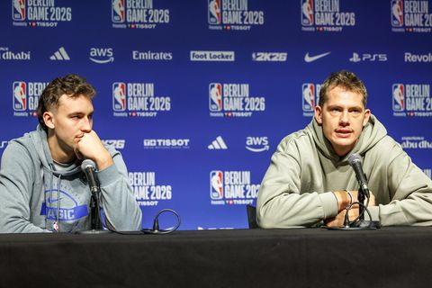Moritz und Franz Wagner sitzen auf einer Pressekonferenz in Berlin